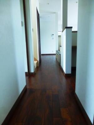 美しいツヤのアカシヤの床