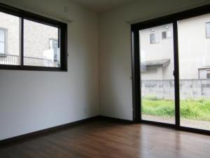 大きな窓で明るい室内