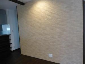 壁には消臭・調湿できるタイル