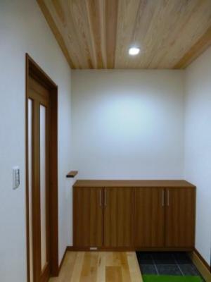 玄関ホール天井は美しい杉板