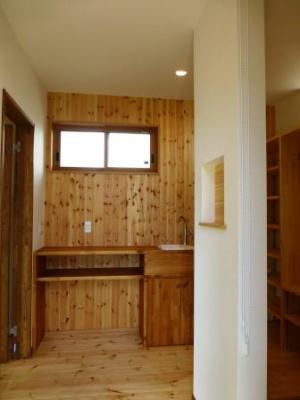 無垢パインの壁とカウンター