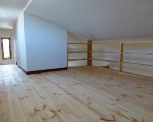 固定階段から上がれる小屋裏収納