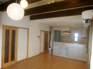 勾配天井と梁のあるLDK