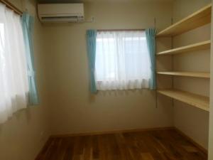 可動棚収納のある洋室