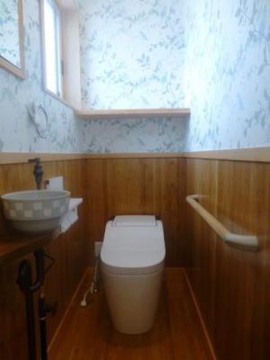 陶器の手洗い鉢がアクセント