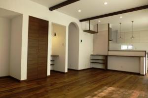 陽当たり抜群のLDKには見せ梁