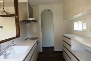 キッチン-パントリーと勝手口を設けました！