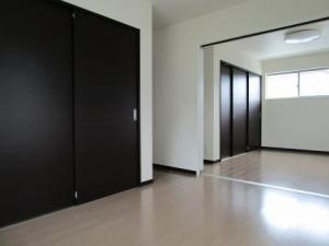 ３枚引き戸を開けると開放的です