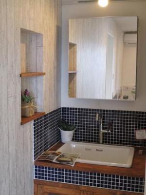 手づくり洗面台と雑貨の飾れるニッチ♪