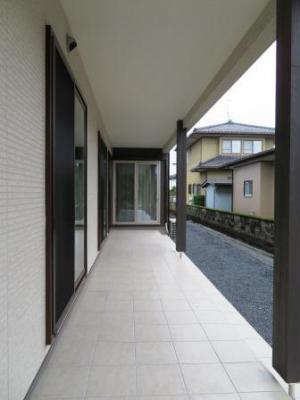 各部屋から出入りができる長いテラス