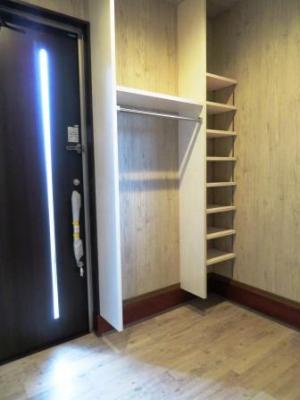 アウトドア用品もスッキリ収納できる玄関収納