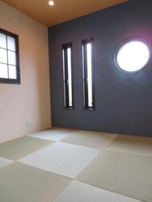 丸窓をつけた和室