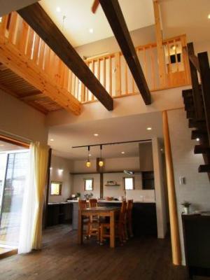 見せ梁と吹抜のLDK