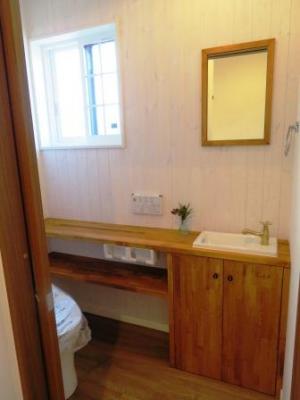 トイレ一面に羽目板を貼ってウッディーな空間に！