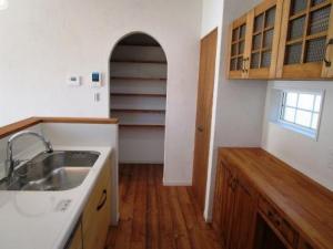 アーチの垂れ壁が可愛い大容量のパントリーと手づくりの食器棚♪