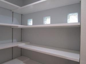 パントリー上部にガラスブロックで明るさを