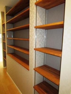 TV台裏の通路に設けた可動棚収納