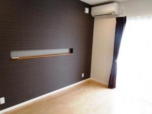 寝室はクロスを貼り分け、小物が置けるニッチをつけました