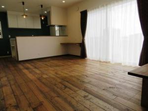 LDK　味わい深く肌触りのよい無垢フロアー〈パイン材〉