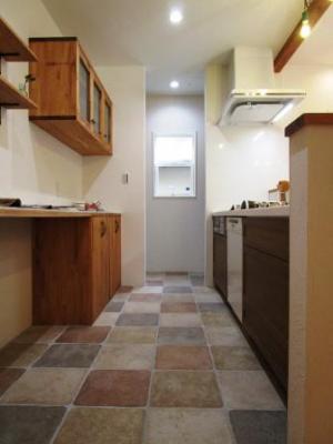 床にタイルを貼ったキッチンには手づくりの食器棚