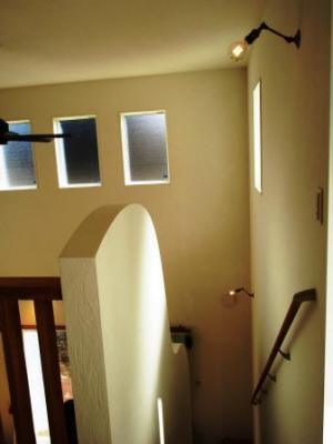 階段にはアールの腰壁