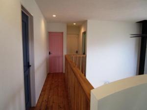 ２階はカラフルな無垢の建具