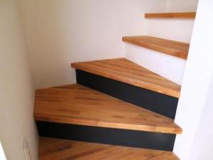 黒板塗装した階段