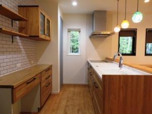 家族との会話が弾むスタイリッシュキッチン