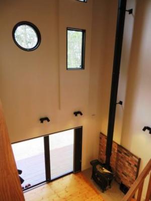 薪ストーブのある吹抜けリビングは開放感たっぷり！