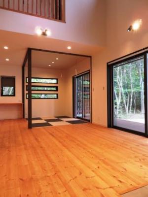 リビングとひと続きの畳コーナー