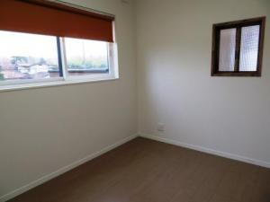 洋室にアクセントの小窓