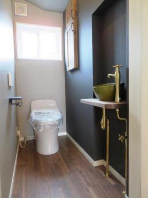 手づくりの棚と手洗い