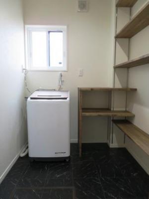 広々洗面室に可動棚のカウンター