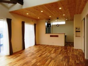 フロアーは味わい深いアカシアの無垢材