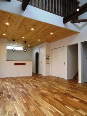 吹抜けリビングの開放感