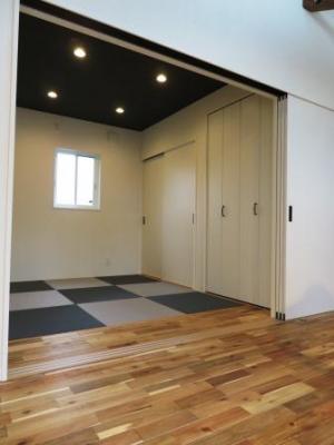 引き戸を開放するとリビングとひと続きになる和室