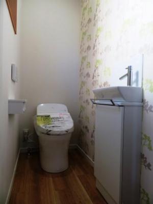 アクセントクロスを貼ったトイレ