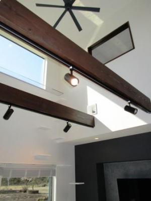 開放感のある吹抜けの梁現しの天井