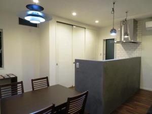 モールテックスでアクセントをつけたキッチンの腰壁